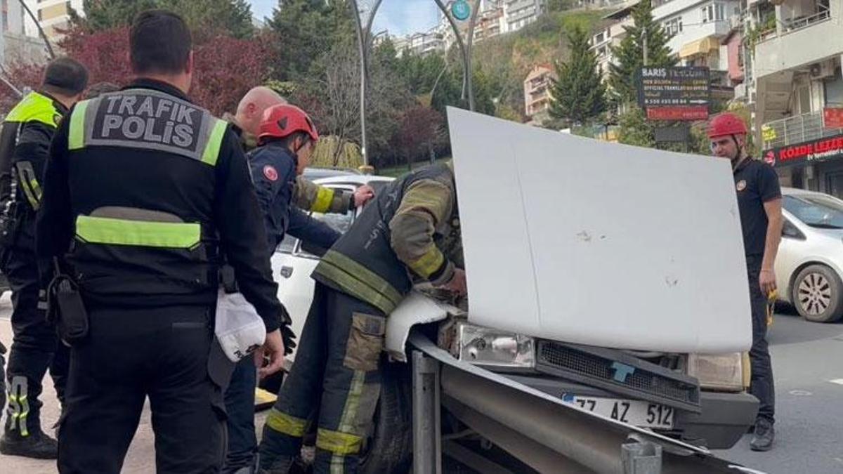 İzmit'te facianın eşiğinden dönüldü: Freni tutmayan otomobil bariyerlere çarptı