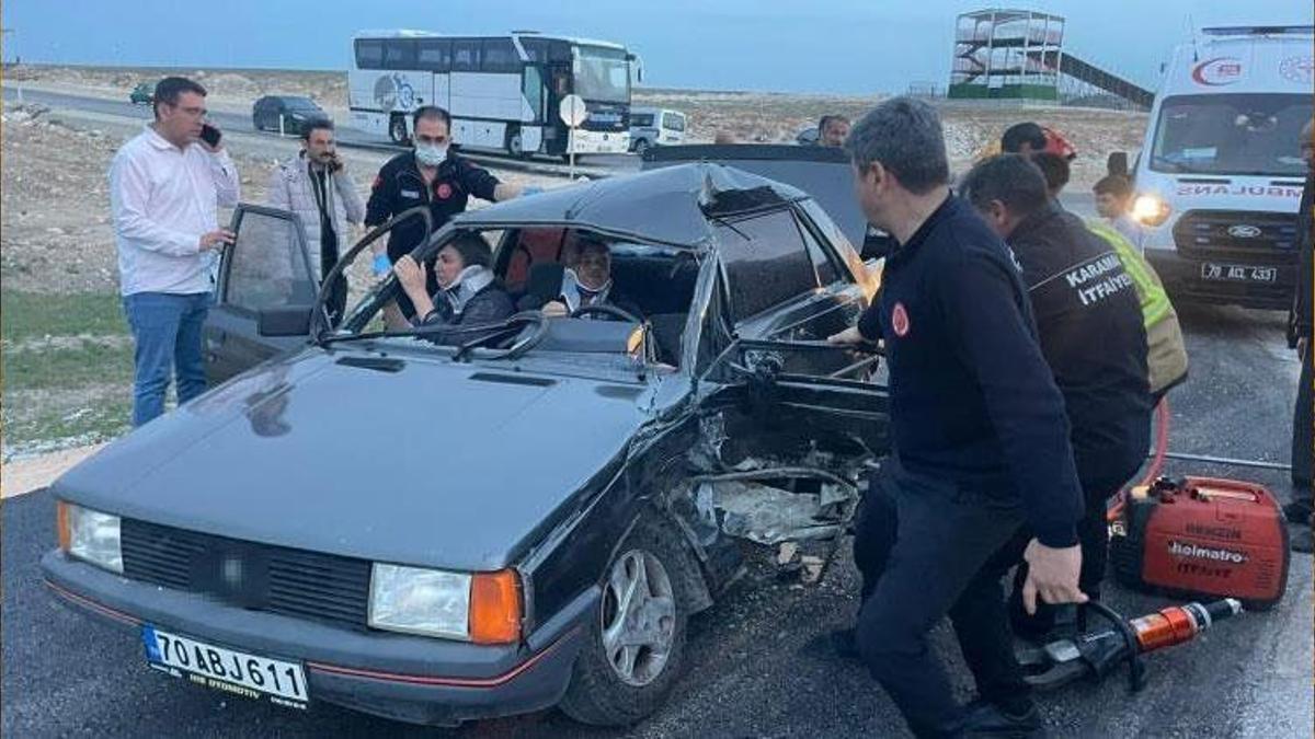 Karaman'da kaza sonrası araçta sıkışan karı kocayı itfaiye kurtardı