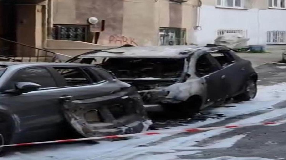 Beyoğlu'nda yangın paniği: 2 araç alev alev yandı