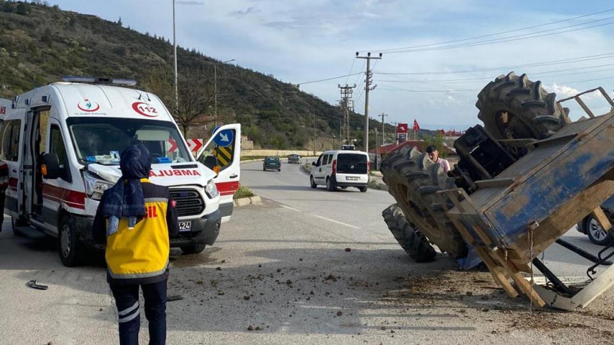 Çorum'da ambulans traktörle çarpıştı: 1 yaralı