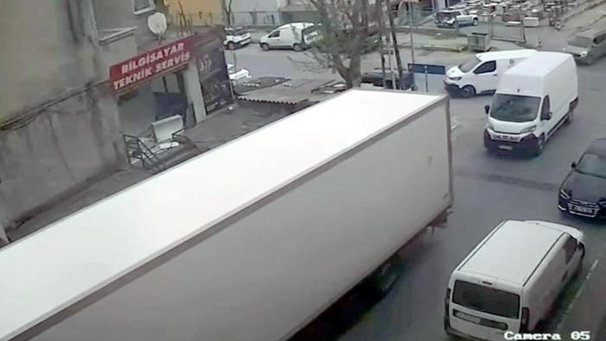 Beylikdüzü'nde şoförün el frenini çekmeyi unuttuğu TIR minibüse çarptı