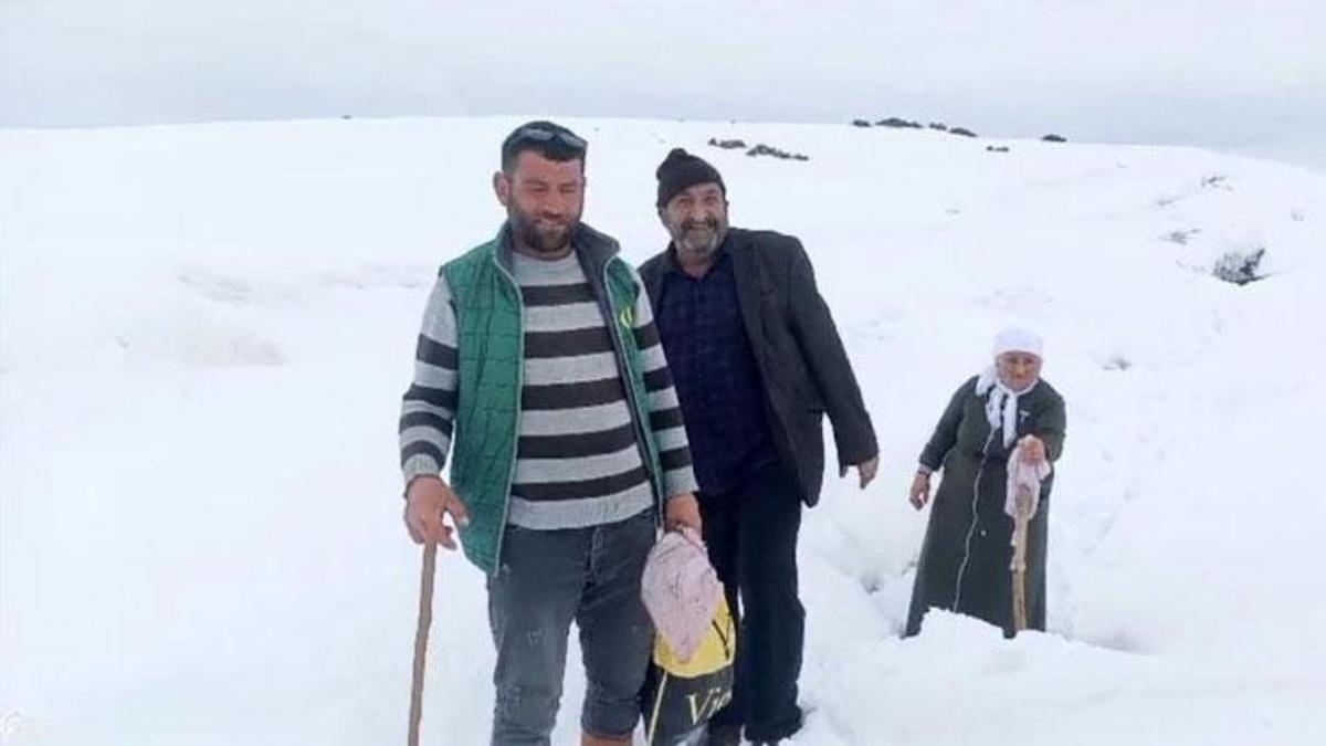 Nisan ayında yağan kar Ağrı’da köy yollarını kapattı