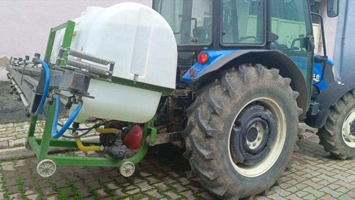 Traktörüne takılı bulunan ilaç makinesini çıkarmak isterken sıkışarak öldü