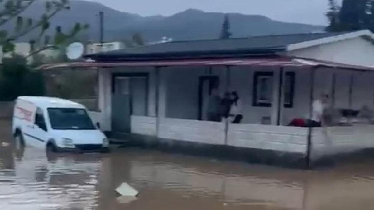 Nurdağı’nda sağanak sonrası yollar göle döndü