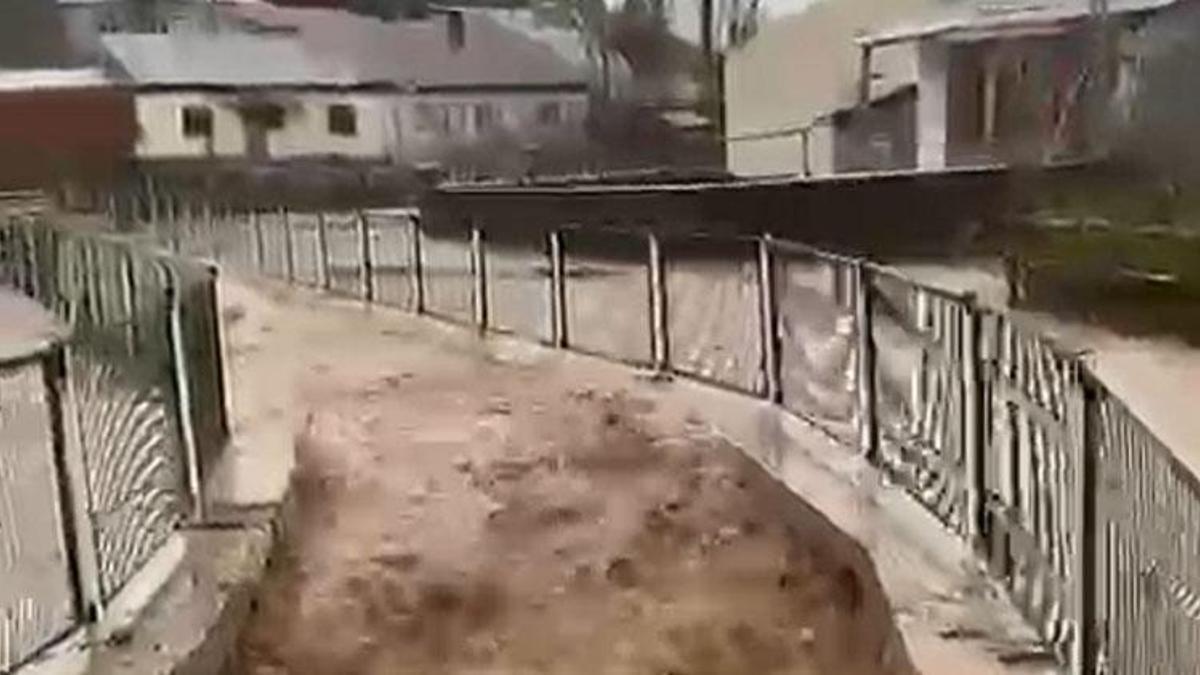 Sivas'ta sağanak yağışla ırmak taştı, yol ve tarım arazilerini su bastı