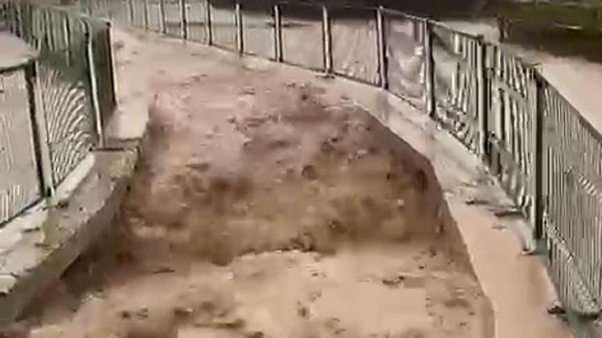 Sivas'ta sağanak; ırmak taştı, yol ve tarım arazilerini su bastı