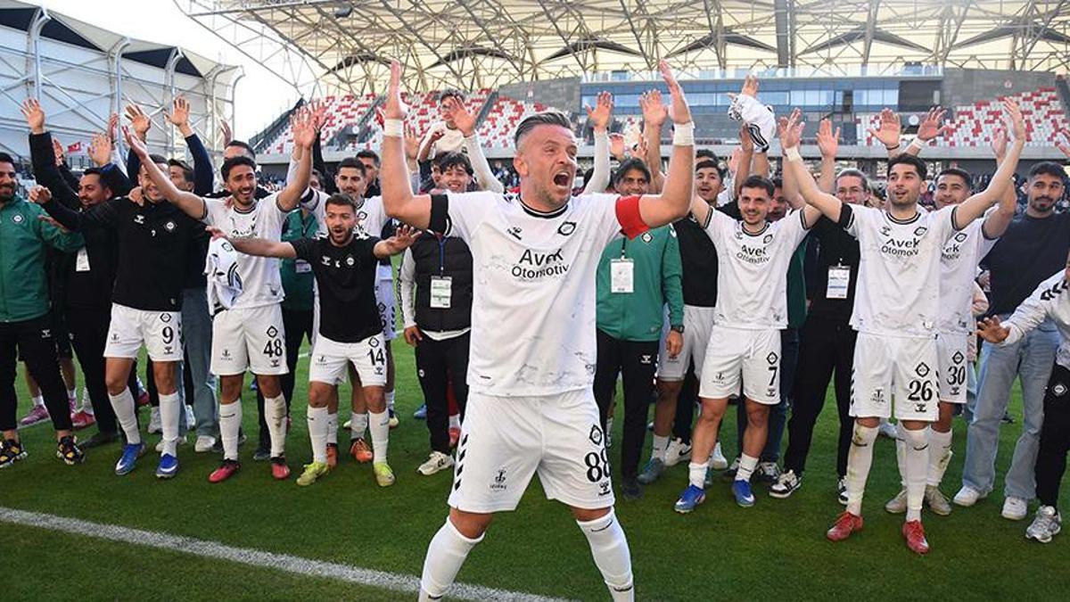 Altay 2-0 yendi, taraftar şampiyon olmuş gibi coştu