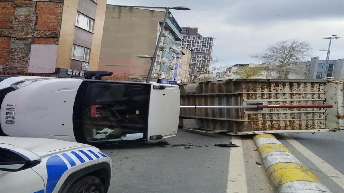 Kağıthane'de damperi kalkınca yan yattı! Cadde trafiğe kapatıldı