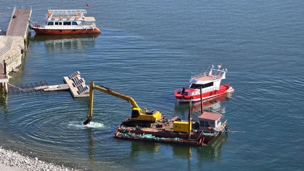 Van Gölü’nde sular çekildi, Akdamar’daki iskele yenileniyor
