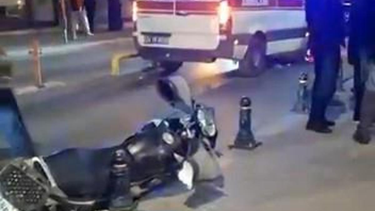 Fatih'te ambulans ile çarpışan motosikletin sürücüsü hayatını kaybetti; kaza anı kamerada