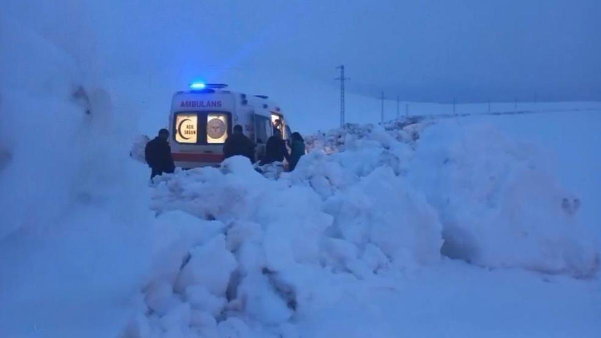 Nisan karı yolu kapattı! Hasta kurtarmaya giden ambulansa ekipler yetişti