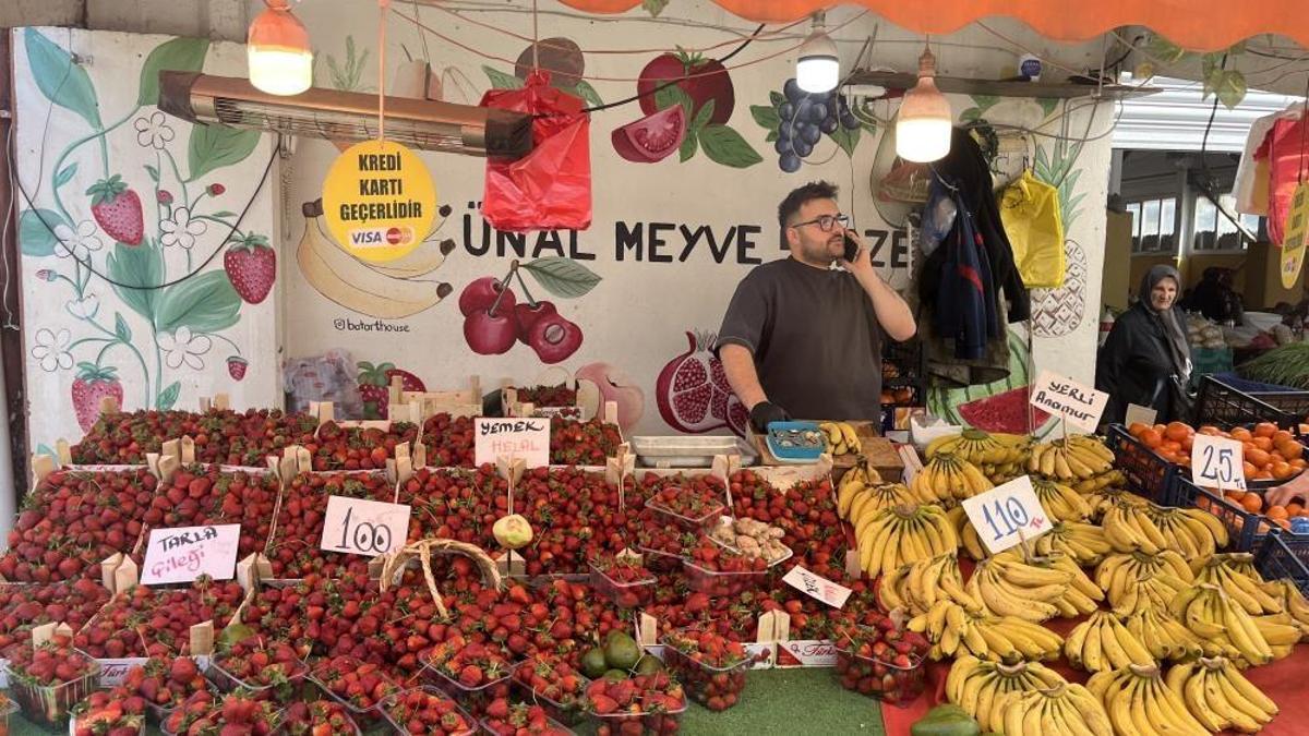 Yaz meyveleri pazar tezgahlarında yerini aldı! Fiyatlar 50 liradan başlıyor