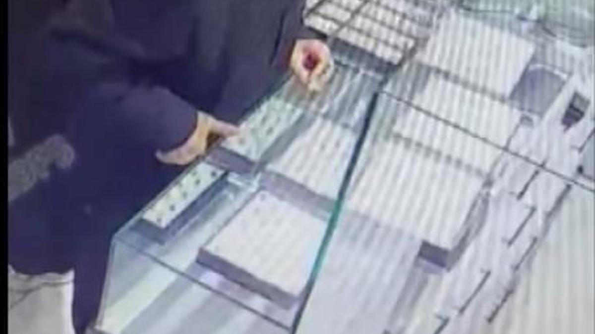 Fatih ve Bahçelievler'deki kuyumculardan ‘deneme’ bahanesiyle yüzük çalan şüpheli yakalandı