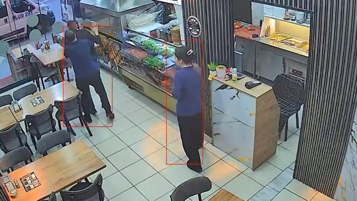 Avcılar’da' nefes borusuna yiyecek kaçan müşteri Heimlich manevrasıyla kurtarıldı