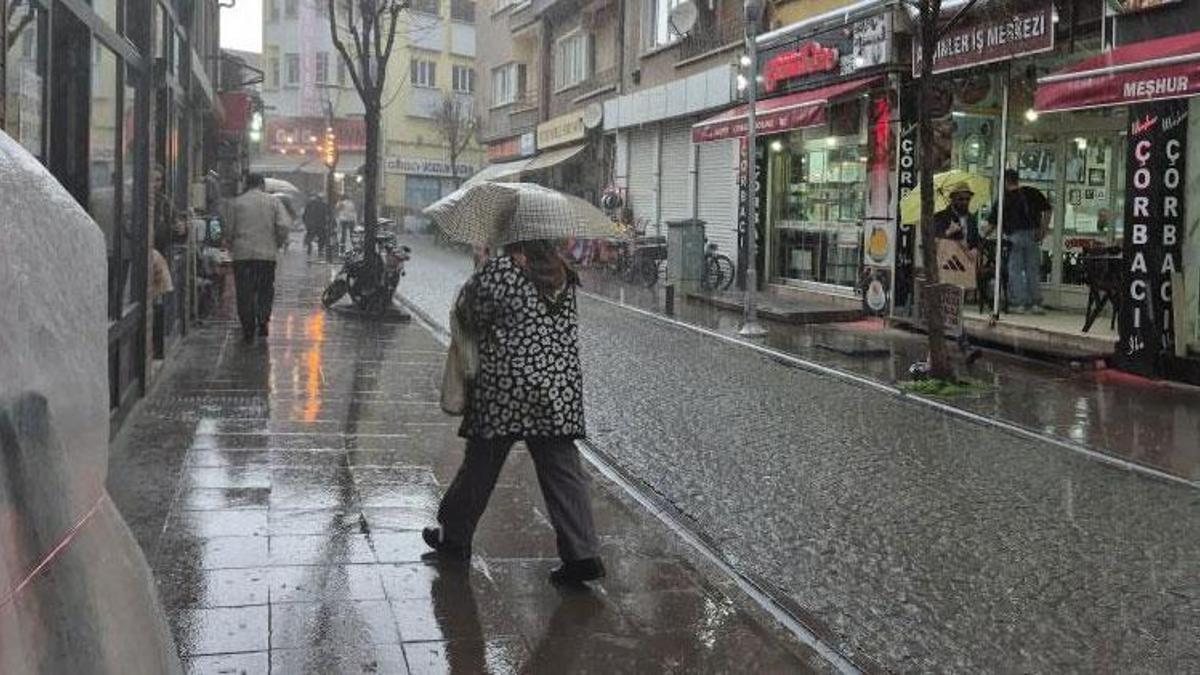 Eskişehir'de şiddetli fırtına ve yağış gündelik hayatı zorlaştırdı