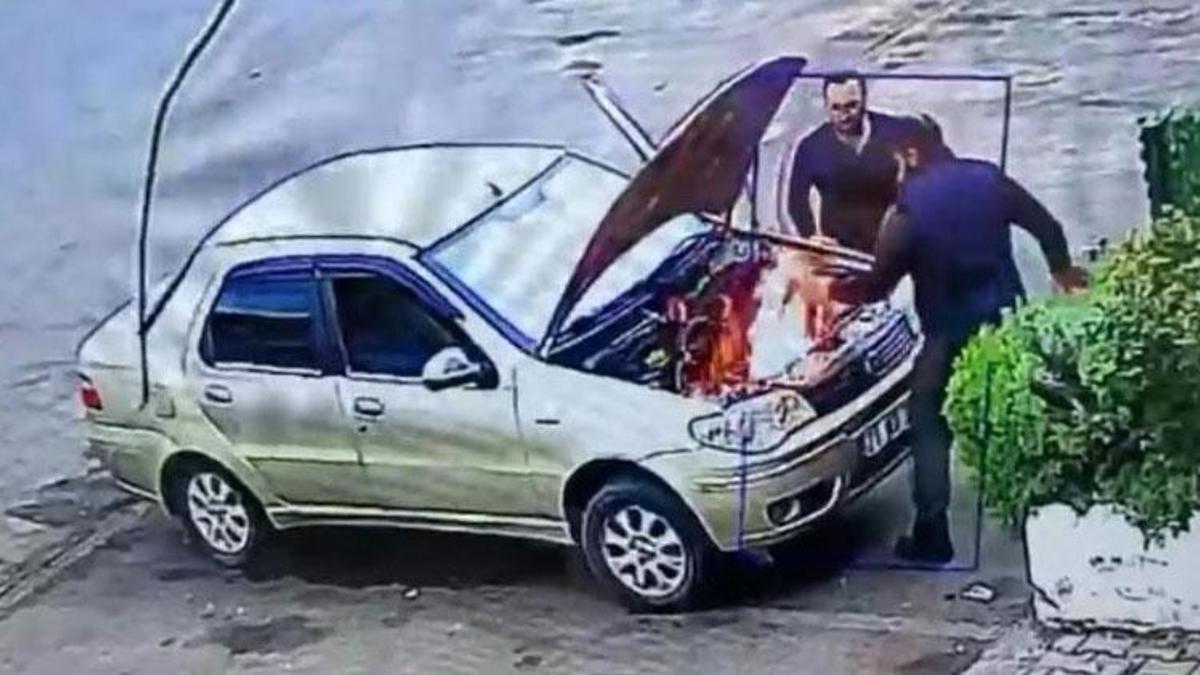 Diyarbakır'da alev alan otomobili üfleyerek söndürmeye çalıştı: O anlar kamerada