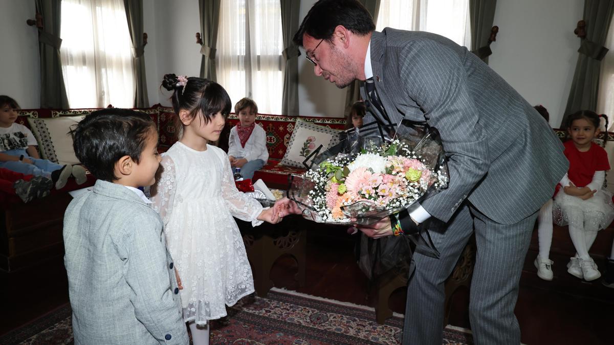 Tokat Belediye Başkanı Yazıcıoğlu, makamını çocuklara devretti