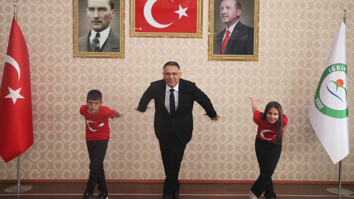 Rektörlük makamını devralan çocuklardan ‘Kartal Dansı’