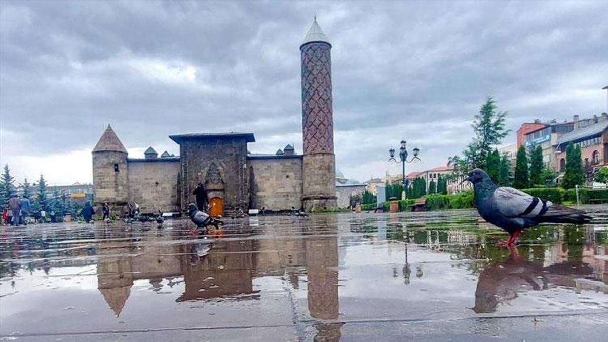 Meteoroloji'den Erzurum, Erzincan, Bayburt ve Ardahan için kuvvetli sağanak yağış uyarısı