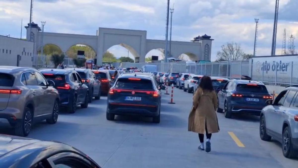 Sınır kapısında 23 Nisan yoğunluğu! Saatlerdir karşıya geçmeyi bekliyorlar
