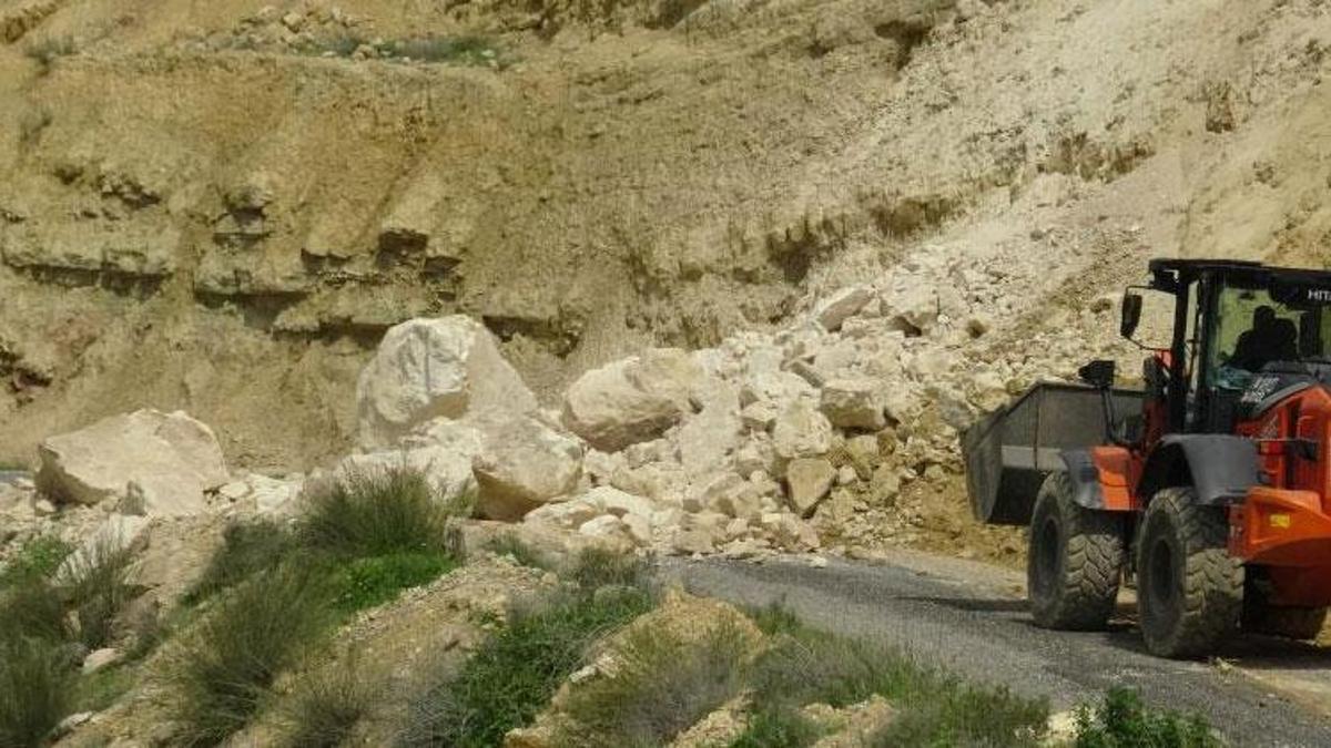 Gercüş’te yamaçtan kopan dev kayalar yolu kapattı