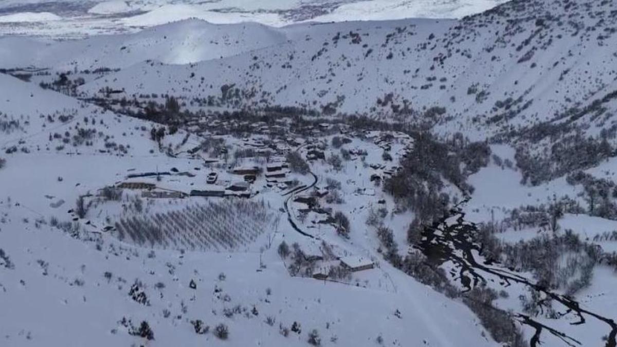 Erzincan'a bahar gelecek derken lapa lapa kar yağdı