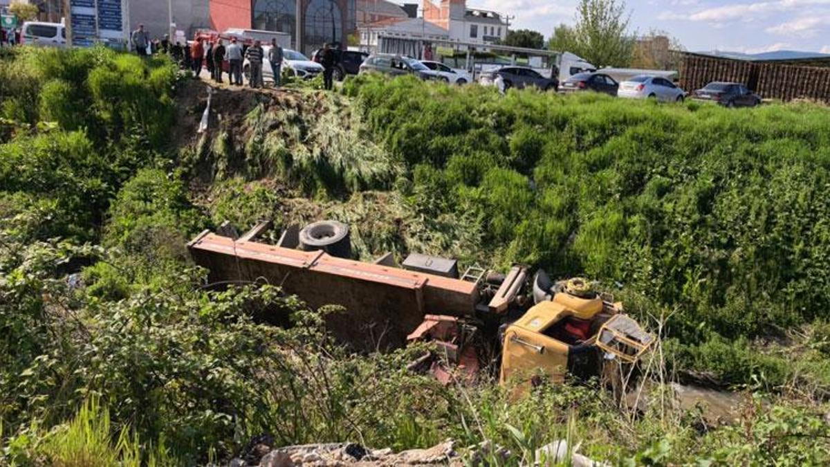 İnegöl'de freni boşalan vinç, dereye uçtu; araçtan atlayan sürücüsü öldü