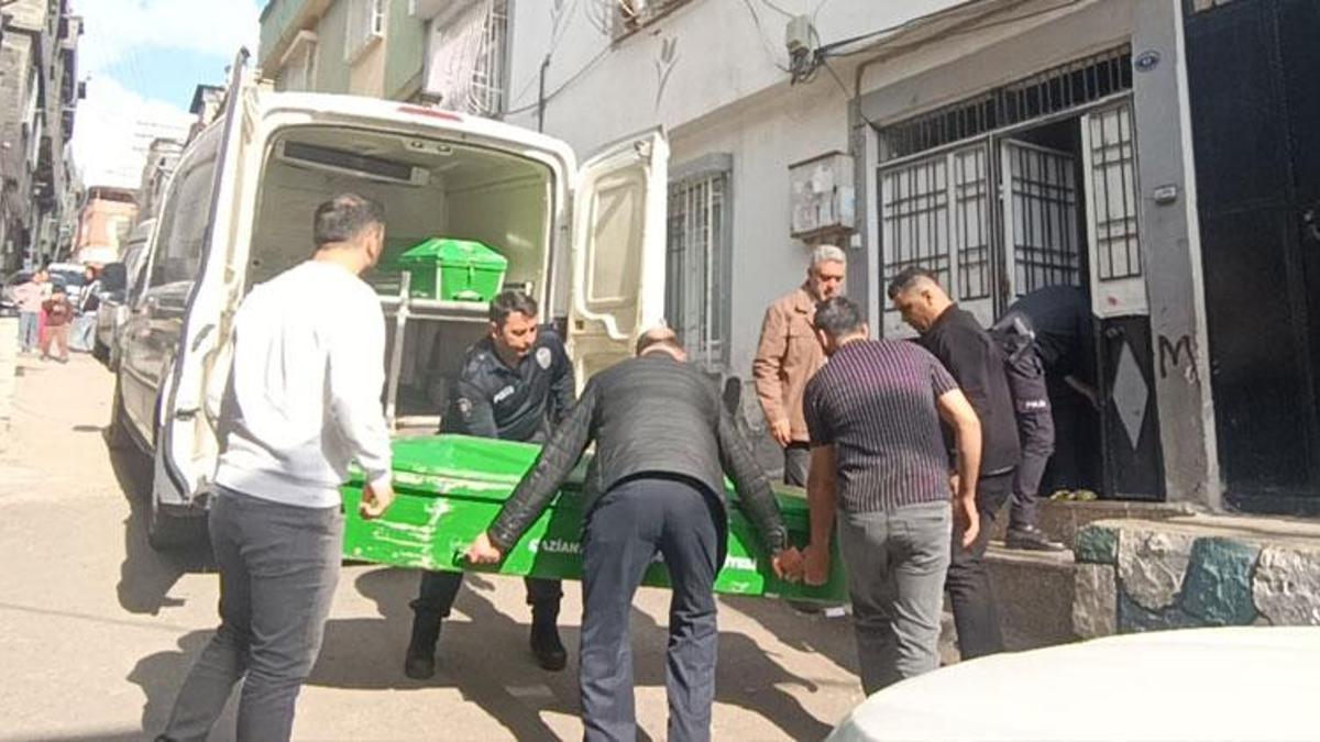 Gaziantep'te 14 yaşındaki kız çocuğu, babasını boynundan bıçaklayıp, öldürdü