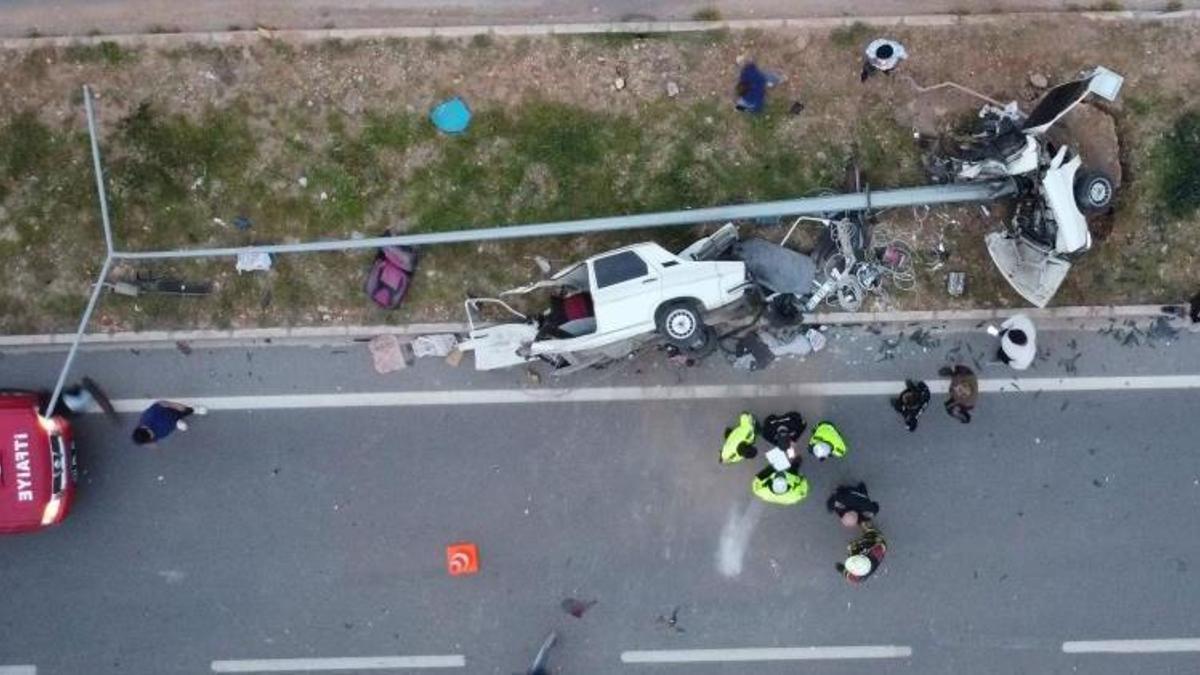 Erdemli'deki feci kazada otomobil ikiye bölündü