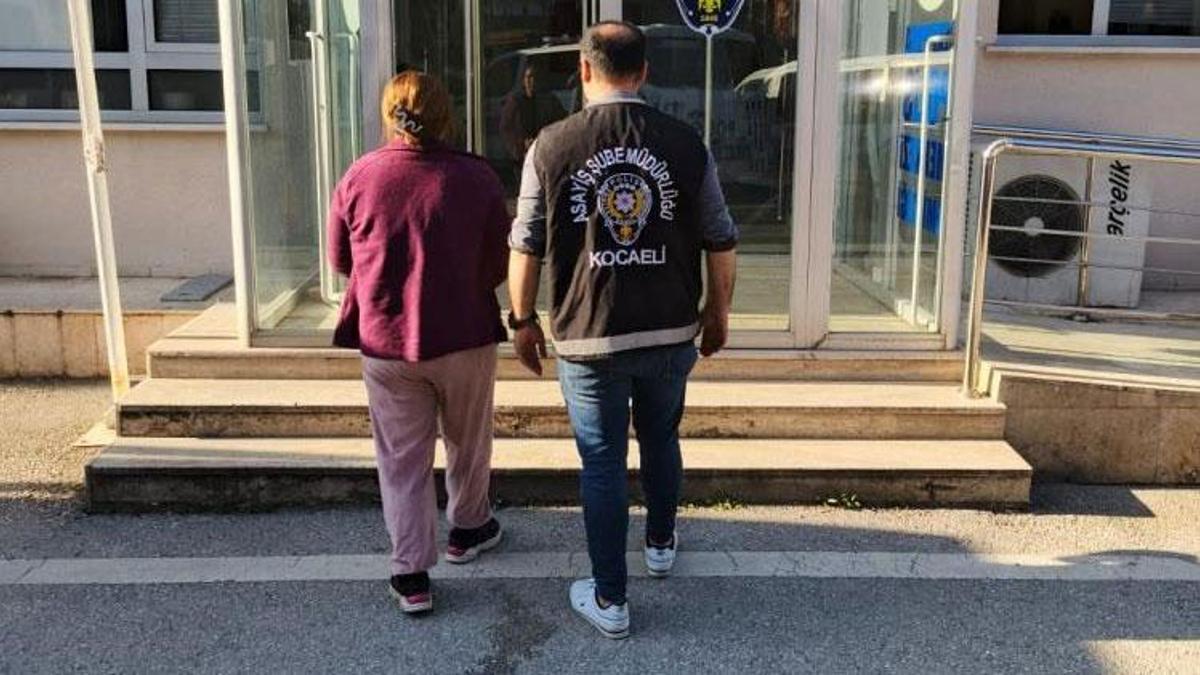 Kocaeli'de 26 yıl hapis cezası bulunan kadın, duvarı delip oluşturduğu gizli bölmede yakalandı