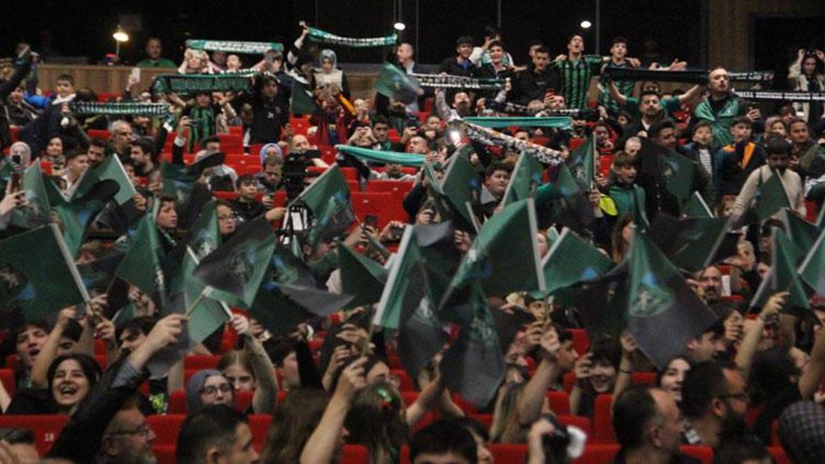 Kocaelispor 60’ıncı kuruluş yıl dönümünü ‘Efsane Forma’ ile kutladı