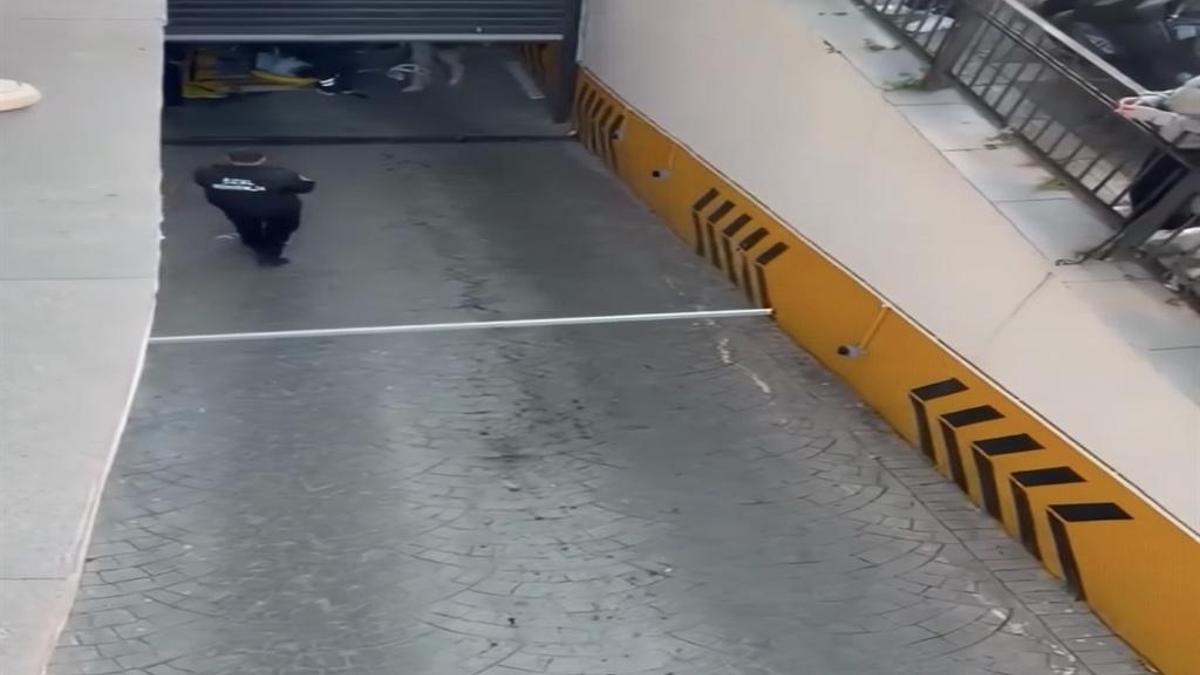 Rezidansın otoparkında kokrunç kaza: Kepenk başına düştü!