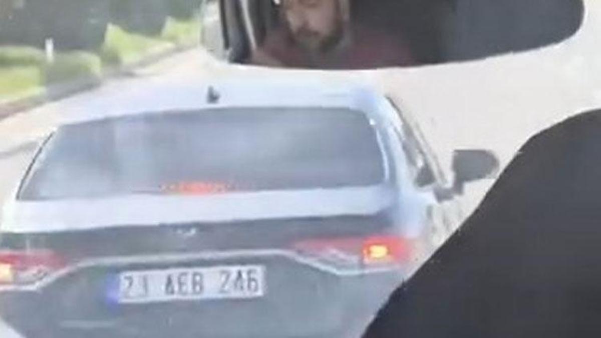 Elazığ’da maganda dehşeti: Otomobiliyle seyir halindeki yolcu minibüsünü sıkıştırdı