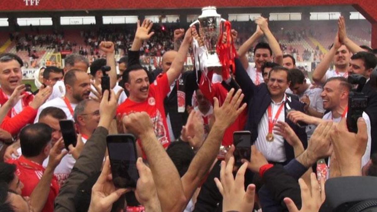 24 yıl sonra 1'inci Lig'e yükselen Batman Petrolspor, kupasını törenle aldı