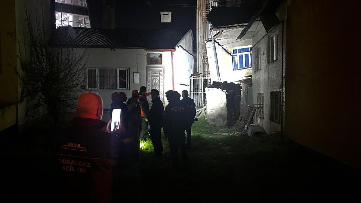 Sivas'ta 2 katlı müstakil ev yan yattı