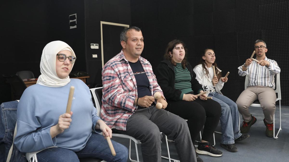 Mersin’de engeller müziğin ritmi ile aşılıyor