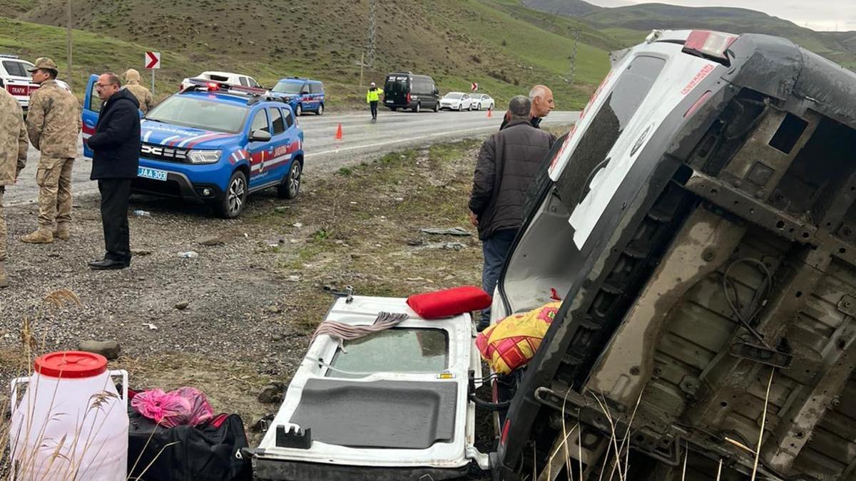 Muş’ta yolcu minibüsü dere yatağına yuvarlandı: 16 yaralı