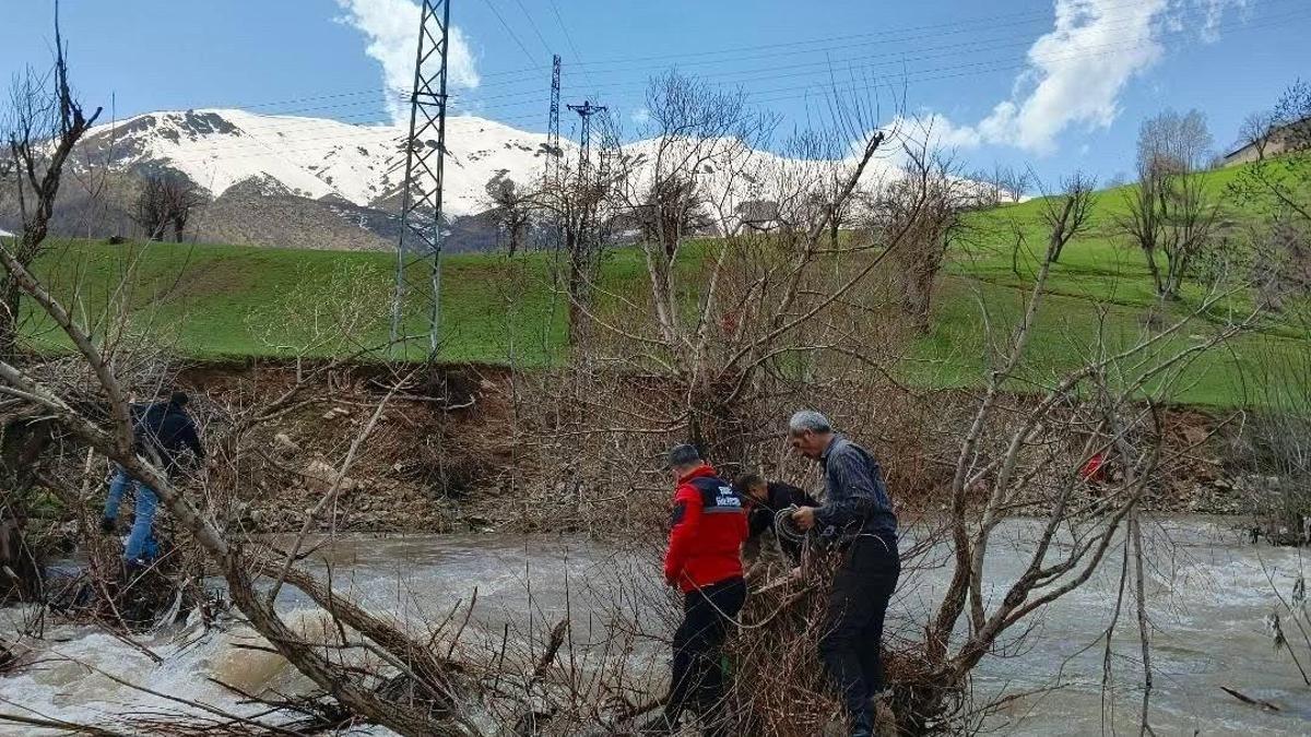Şemdinli'de dereye düşen 8 yaşındaki Osman için arama çalışması başlatıldı