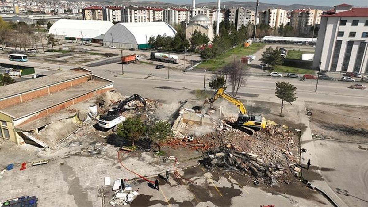 Sivas’ta atıl alanlara 'neşter': Eski terminalde büyük yıkım başladı