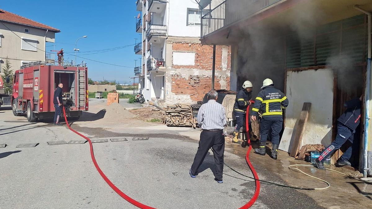 Depo yangını büyümeden söndürüldü