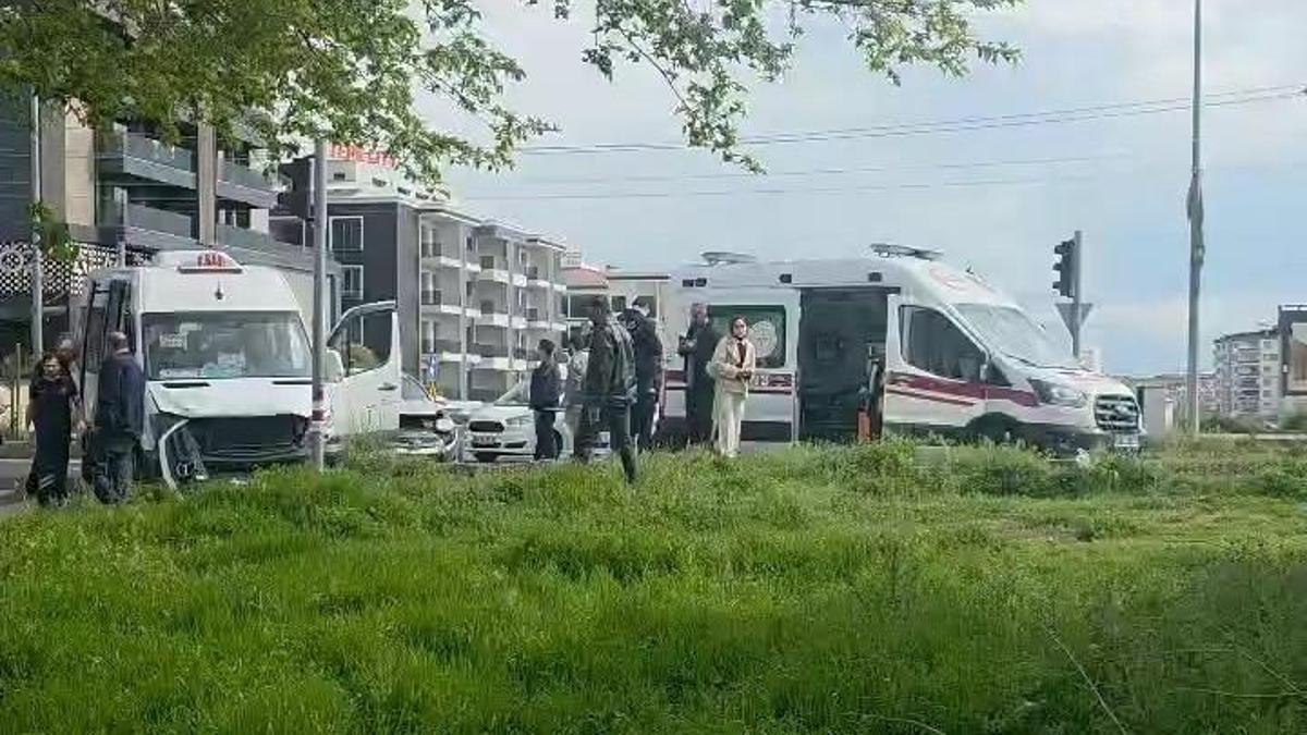 Diyarbakır’da minibüs ile hafif ticari araç çarpıştı: 5 yaralı