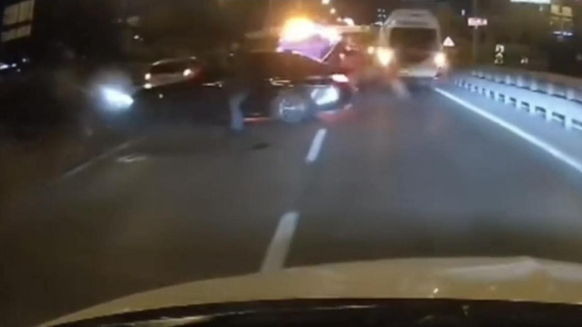 Maltepe'de dört aracın karıştığı zincirleme kaza: 1'i ağır 4 yaralı