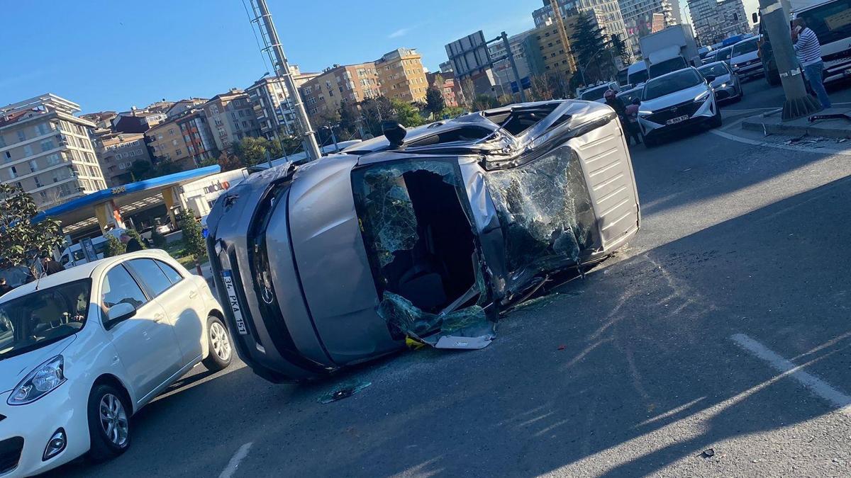 Seyrantepe’de trafik levhasına çarpan araç takla attı