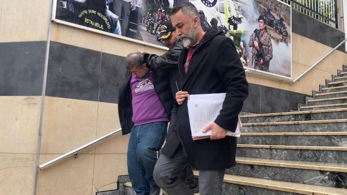 Üsküdar'da telefonda kendisini polis olarak tanıtıp dolandırıcılık yapan 2 şüpheli yakalandı