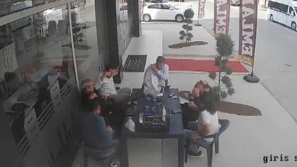 Sohbet masasına 5. kattan düşen davetsiz misafir kısa süreli paniğe neden oldu