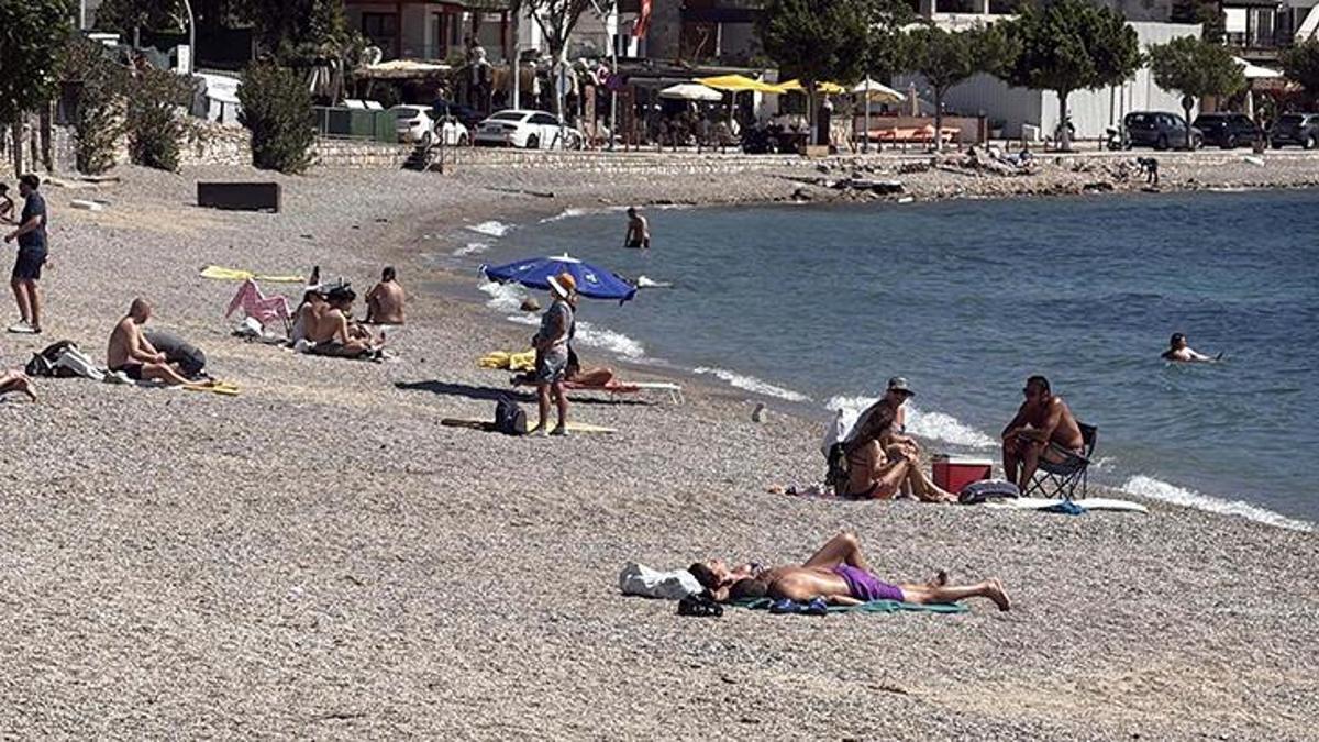 Yurdun güneyinde sıcak havayı fırsat bilenler sahilleri doldurdu