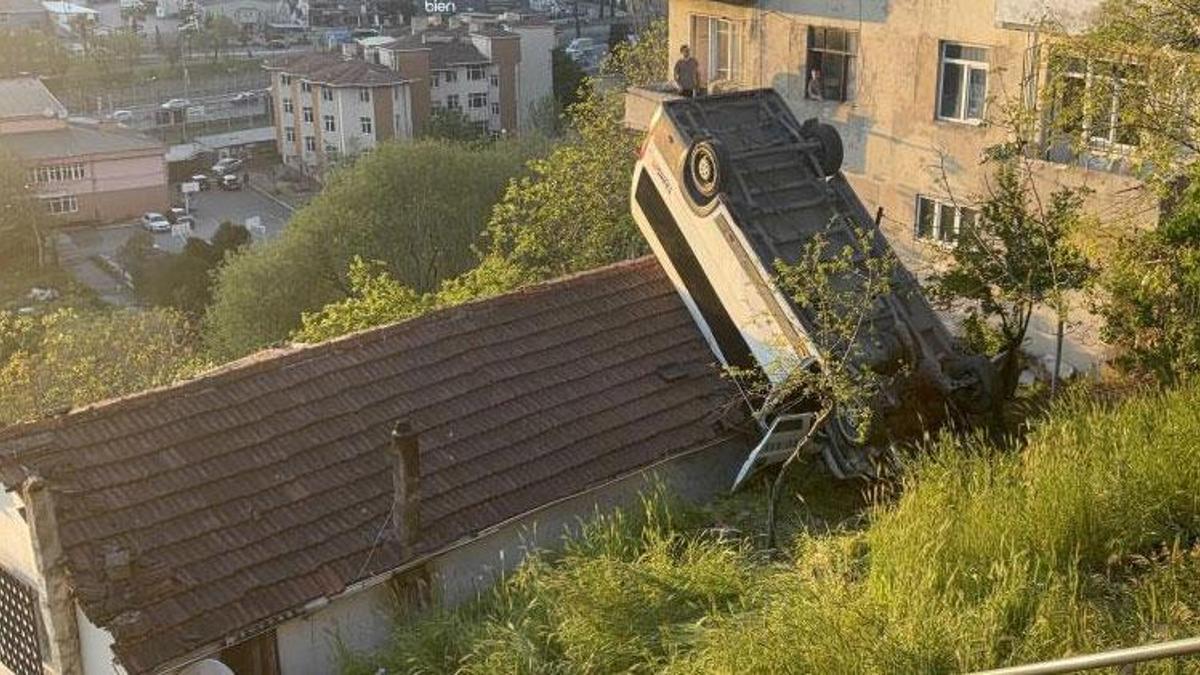 Yokuş aşağı giden servis aracı gecekondunun çatısına uçtu 1 kişi yaralandı