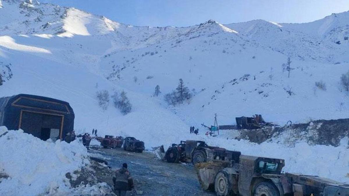 Rusya’da maden sahasında yaşanan çığ felaketinde 6 işçi hayatını kaybetti