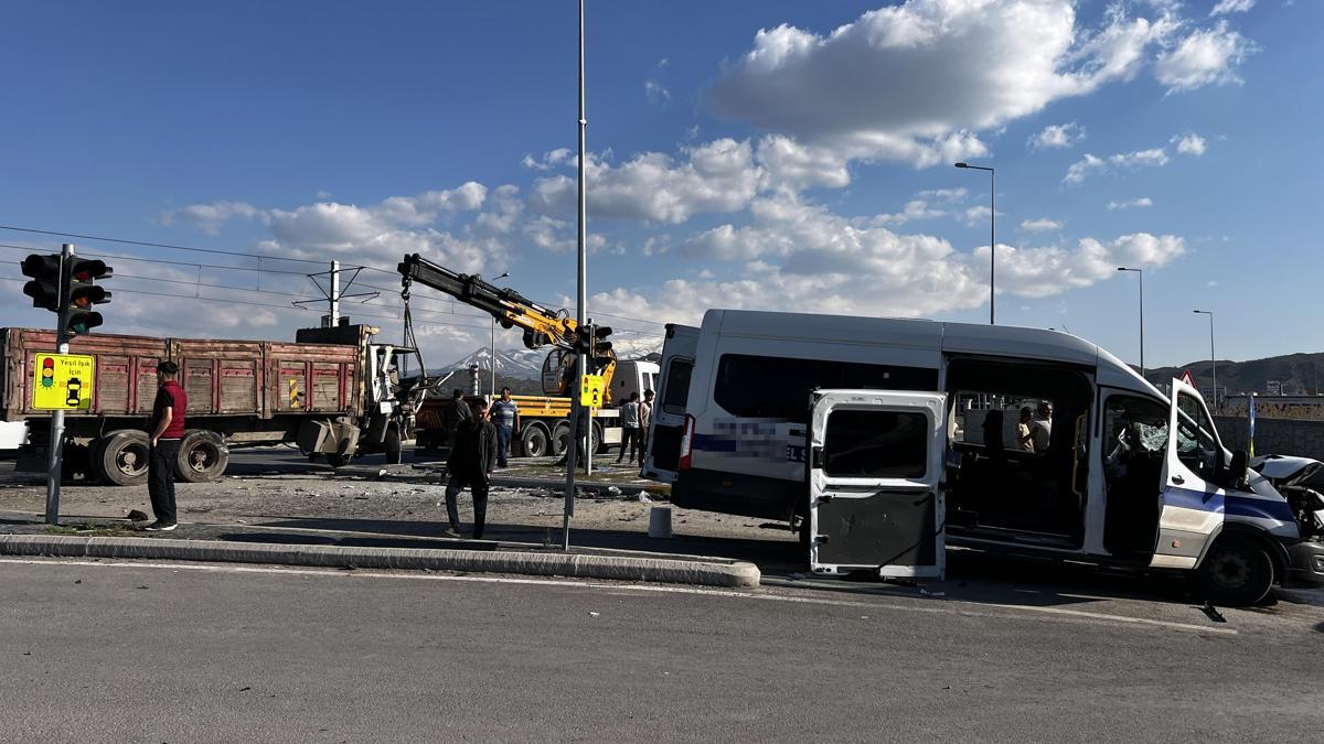 Kayseri’de işçi servis minibüsüyle kamyon çarpıştı: 8 yaralı