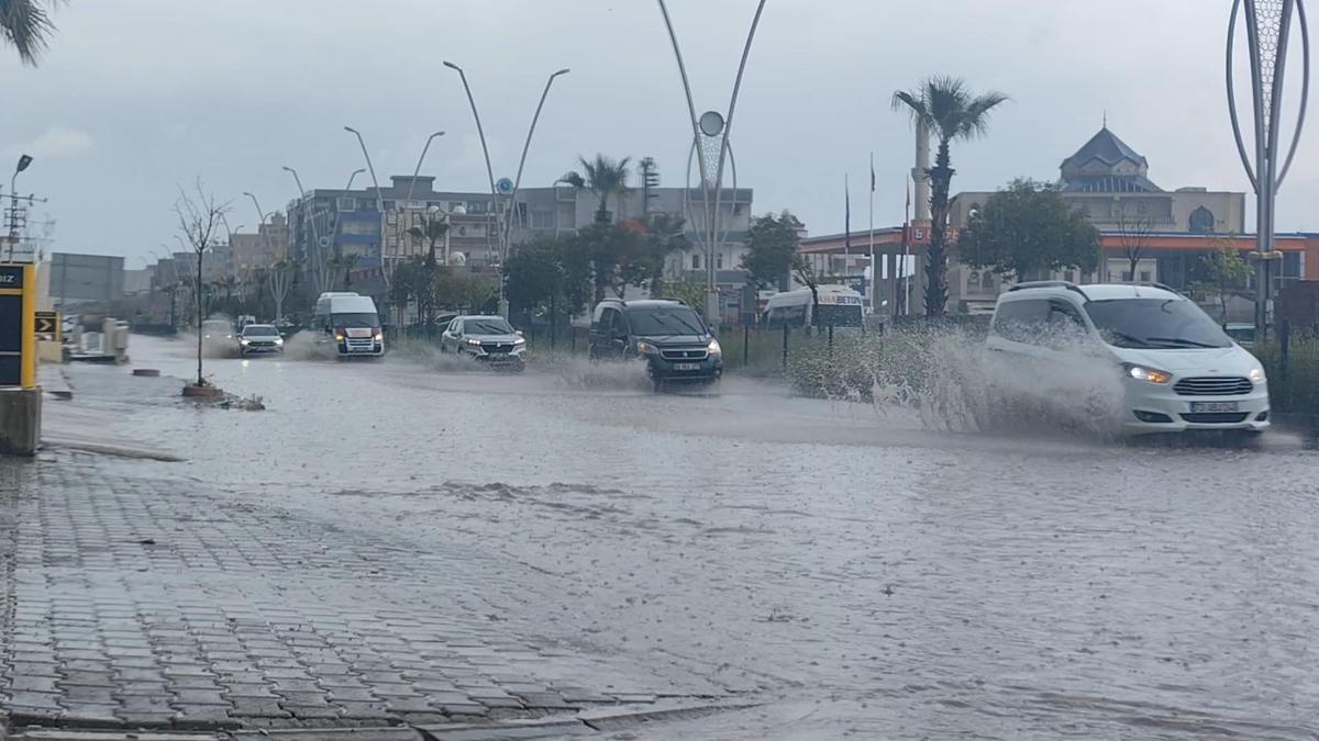 Silopi’de dolu ve sağanak etkili oldu